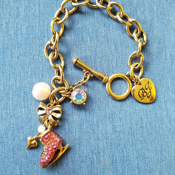 ⛸️🩷Betsey Johnson Ice Skating Winter Charm Bracelet - NWOT / Has Box⛸️🩷 - Picture 1 of 10